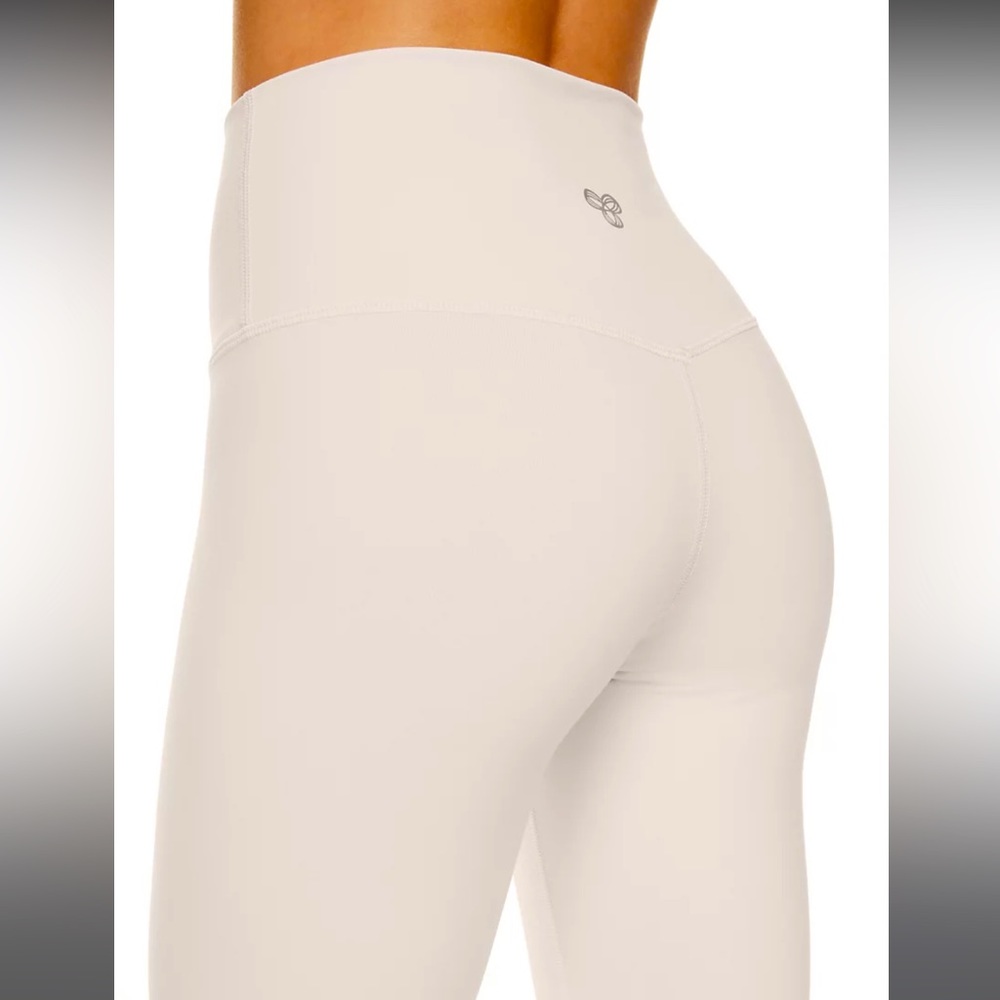 NWT Aritzia TNA Cheeky Leggings